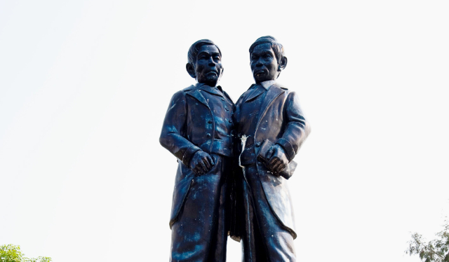 Chang en Eng standbeeld - Distretto di Mueang Samut Songkhram | Secret World Trip Planner