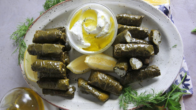 Grški dolmades - polnjeni listi vinske trte - Athina | Secret World Trip Planner
