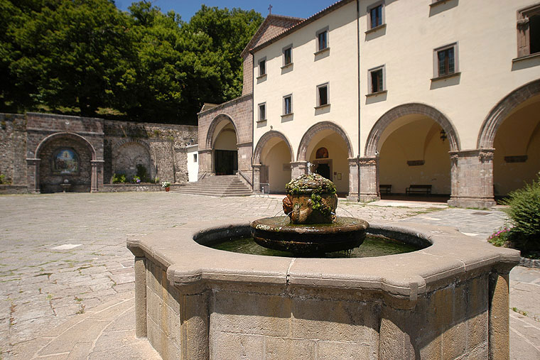 Madonna dei Lattaniren santutegia - Roccamonfina | Secret World Trip Planner