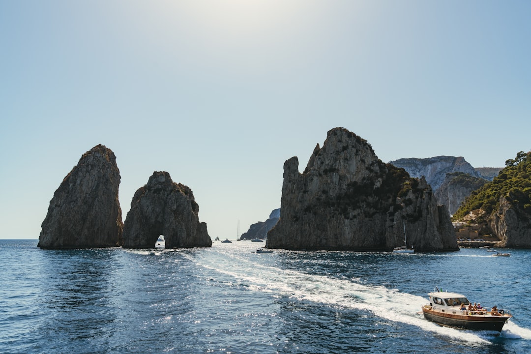 Uno dei simboli più iconici di Capri: i Faraglioni - I Faraglioni | Secret World Trip Planner