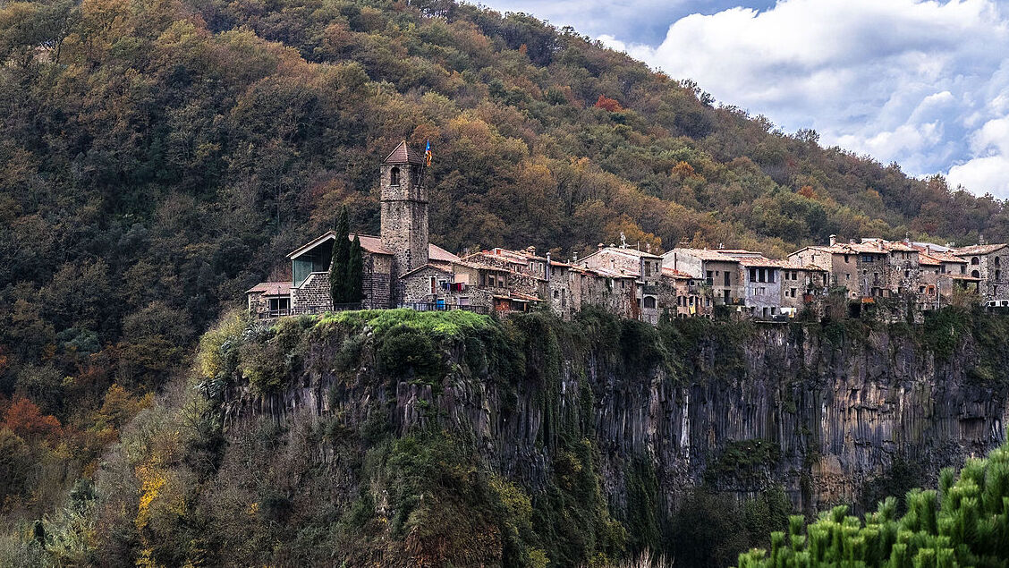 Catalonia: Castellfollit de la Roca, a typical village — Castellfollit de la Roca