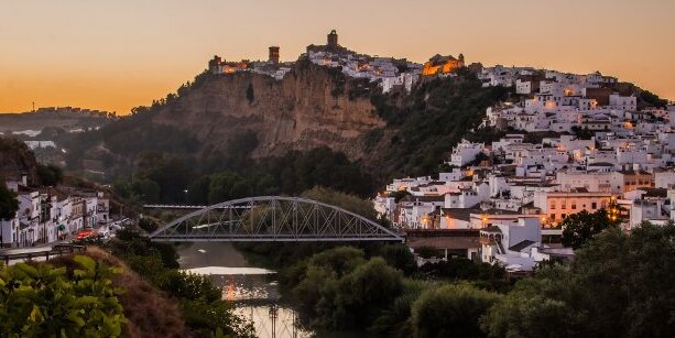 España | Arcos de la Frontera: un pueblo en el acantilado cerca de Cádiz — Arcos de la Frontera
