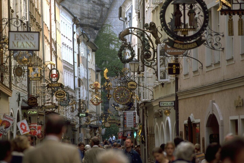 Getreidegasse, el bullicioso corazón de la Ciudad Vieja de Salzburgo - Salzburg | Secret World Trip Planner