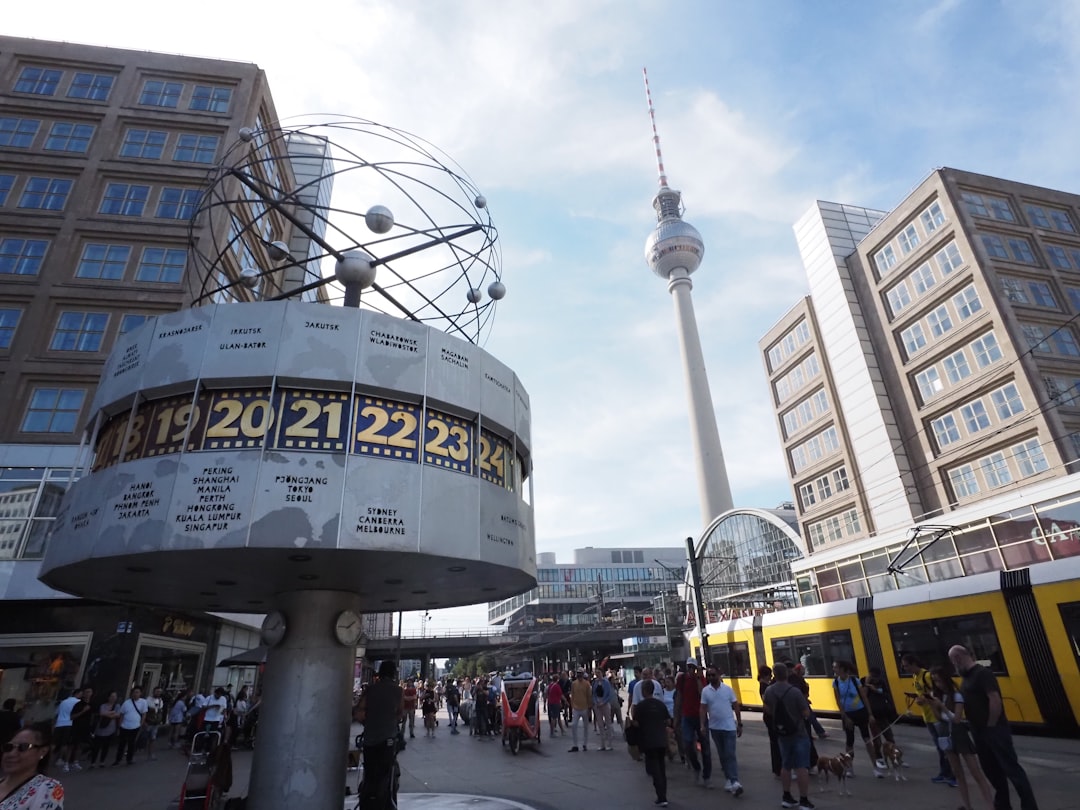Jam Dunia, juga dikenal sebagai jam Dunia Urania - Berlin | Secret World Trip Planner