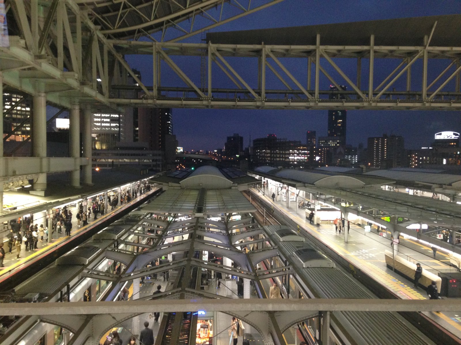 La città della stazione di Osaka e l'orologio a fontana - Osaka | Secret World Trip Planner
