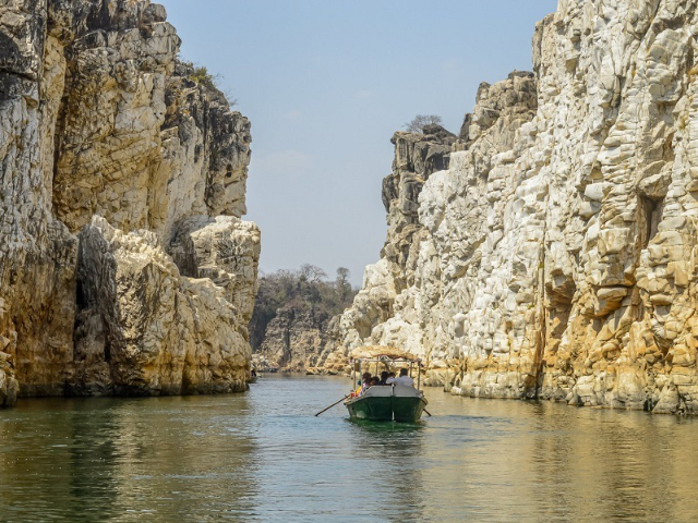 The marble rock gorges in Jabalpur  - Bhedaghat | Secret World Trip Planner