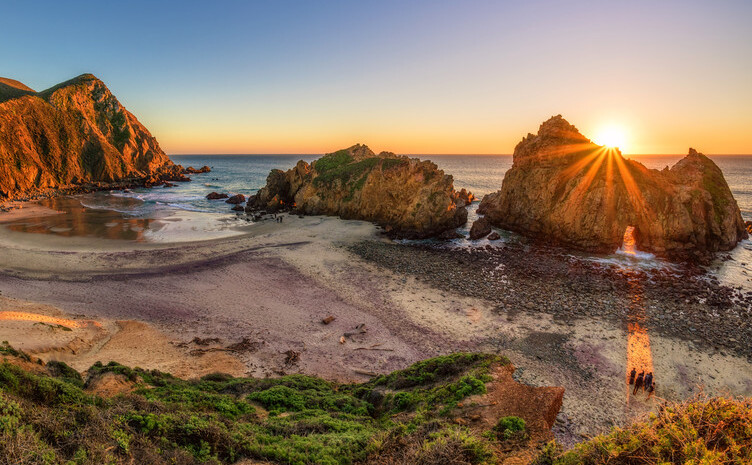 The Pfeiffer Keyhole Rock - Pfeiffer Beach | Secret World Trip Planner