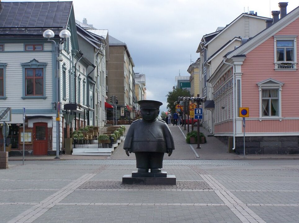 Oulu: Toripolliisi, The Bobby at the Market Place - Oulu | Secret World Trip Planner