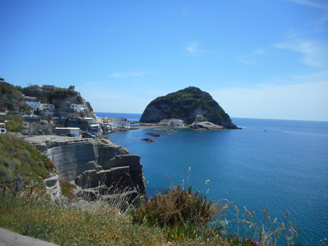 El afloramiento volcánico de Ischia - Isola d'Ischia | Secret World Trip Planner
