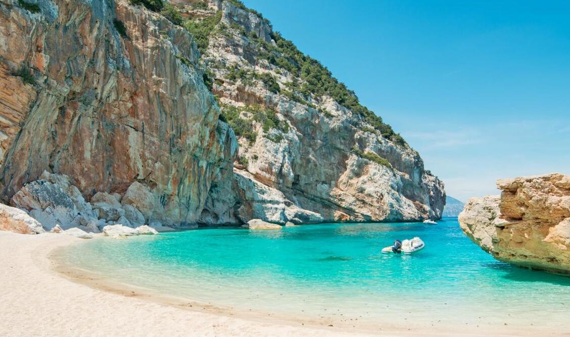 Sardinia: The beautiful beach of Ispuligedenie ( Cala Mariolu ) — Baunei