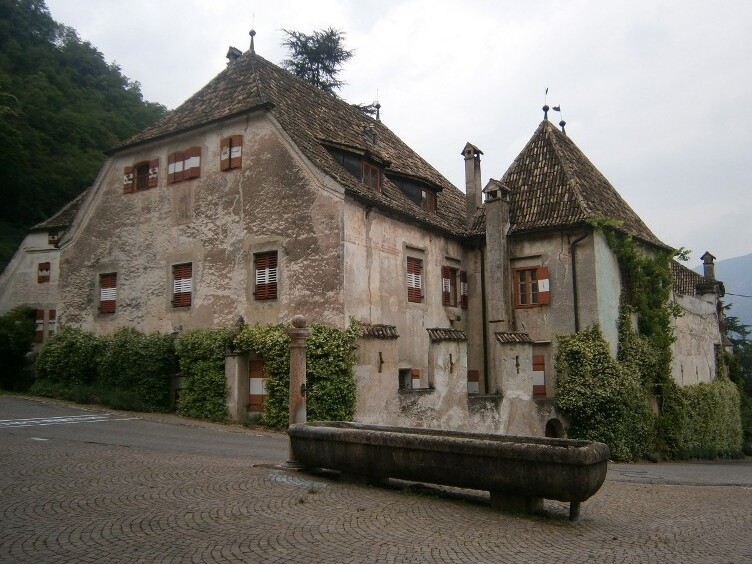 Schwanburg nó Eala Caisleán - Nalles | Secret World Trip Planner