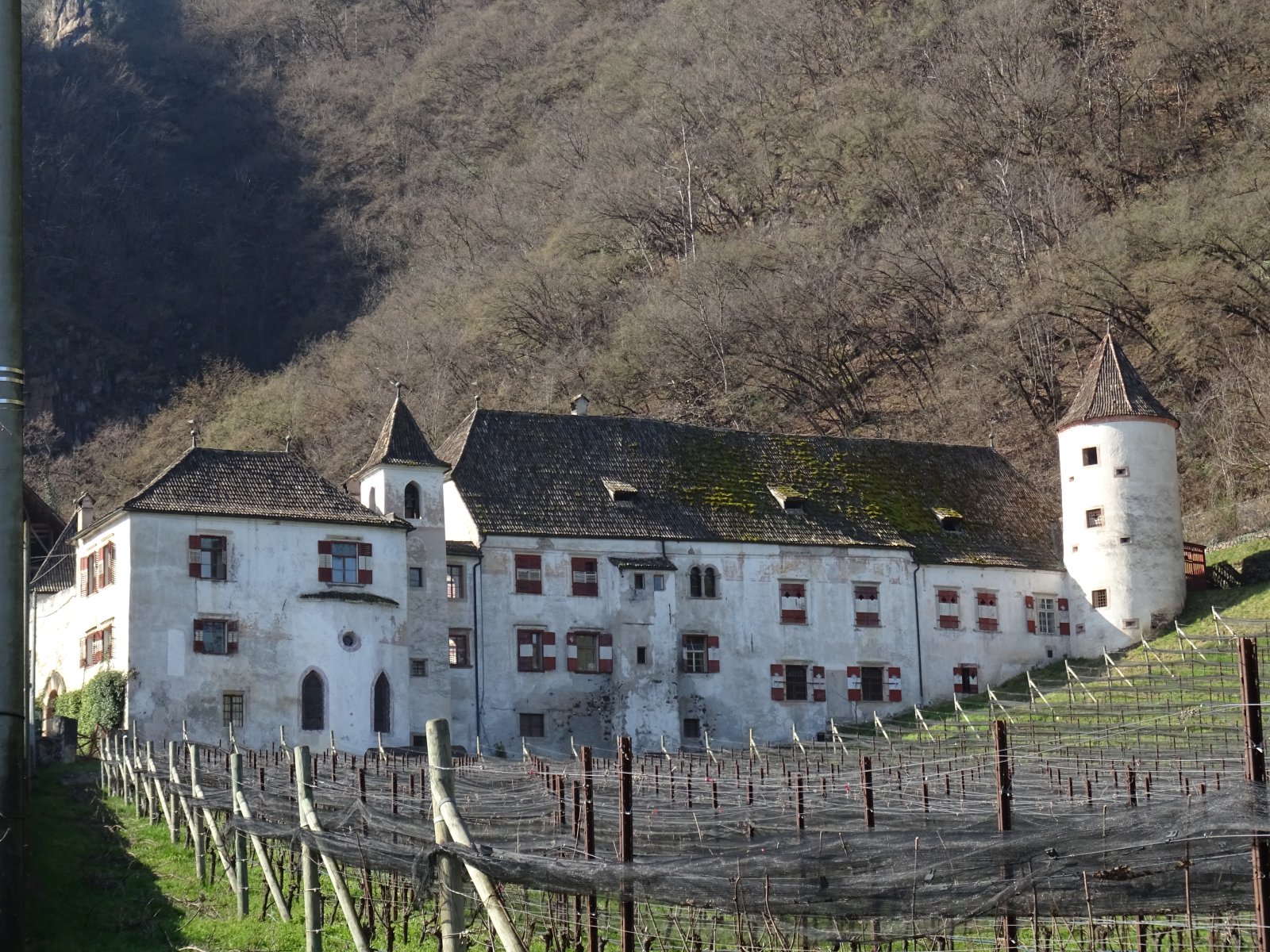 Schwanburg nó Eala Caisleán - Nalles | Secret World Trip Planner