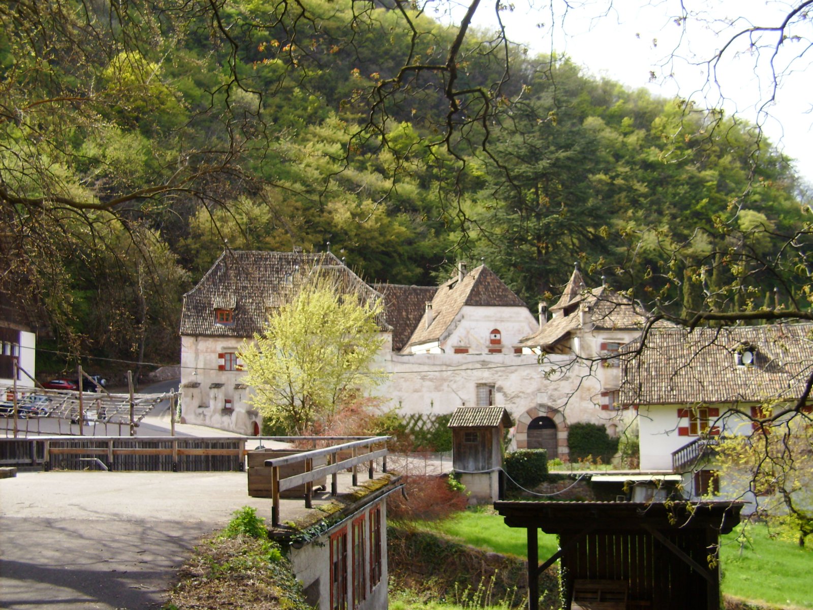 Schwanburg nó Eala Caisleán - Nalles | Secret World Trip Planner