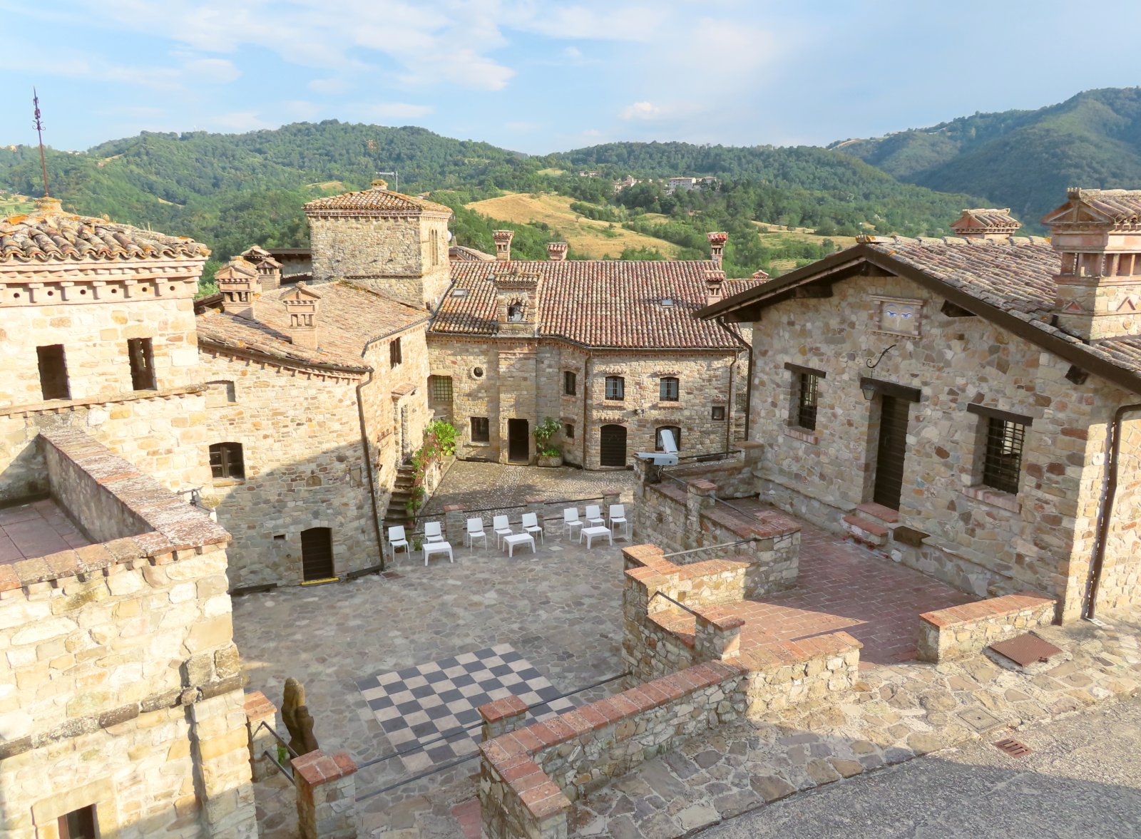 Votigno di Canossa ואת המקדש בודהיסטי הקטן - Votigno di Canossa | Secret World Trip Planner