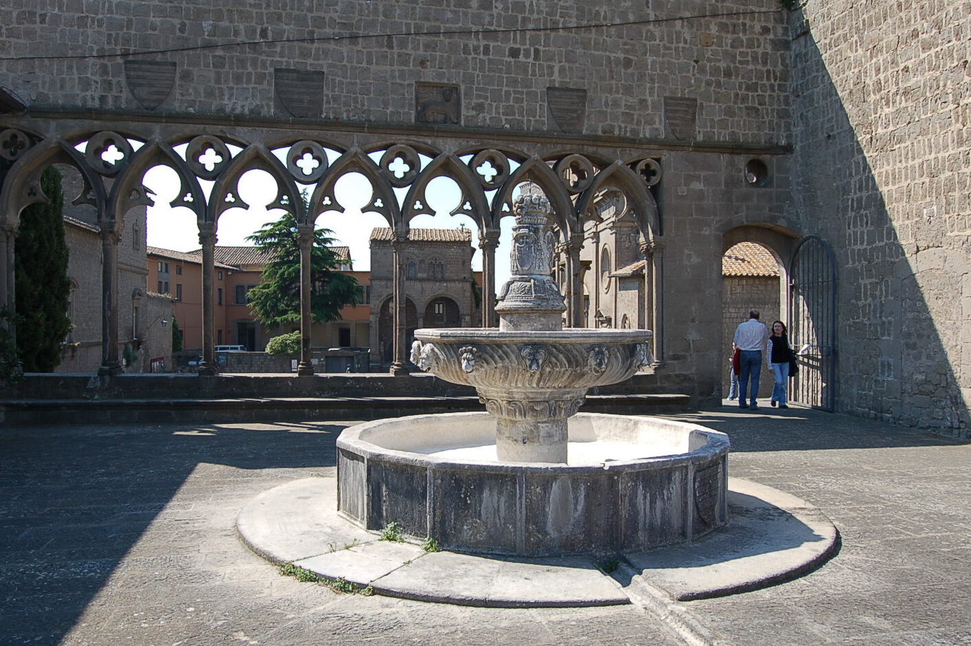 Viterbe | Palais papal et la fontaine de la Loggia - Viterbo | Secret World Trip Planner