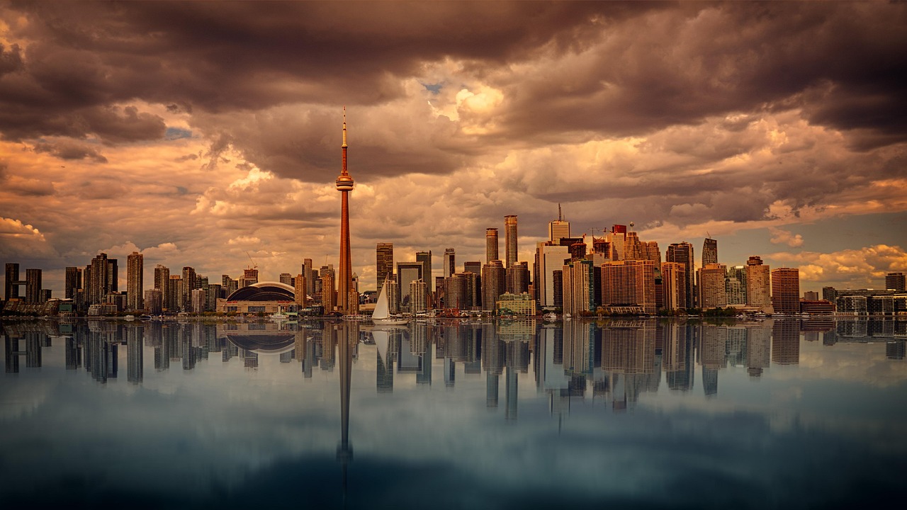 CN Tower defines the Toronto skyline - Toronto | Secret World Trip Planner