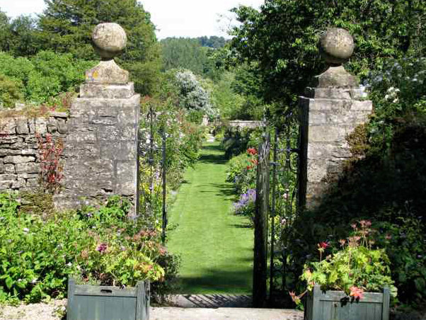 In the Cotswolds: the secret gardens of Cerney House - North Cerney | Secret World Trip Planner