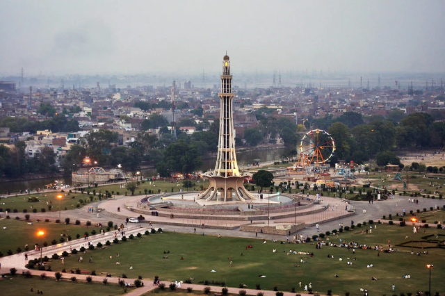 Знаменитый Минар-и-Пакистан - Lahore | Secret World Trip Planner