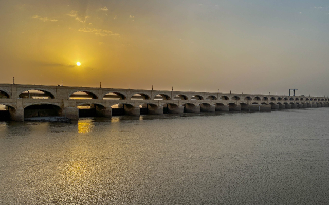 Presa de Sukkur: La maravilla de la ingeniería del regadío pakistaní — Sukkur