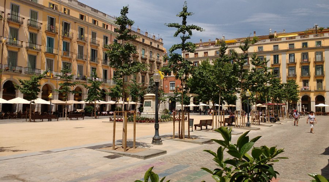 Pla&ccedil;a de la Independ&egrave;ncia - L'elegante cuore pulsante urbano di Girona - Girona | Secret World Trip Planner