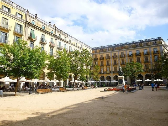 Pla&ccedil;a de la Independ&egrave;ncia - L'&eacute;l&eacute;gant pouls urbain de G&eacute;rone - Girona | Secret World Trip Planner