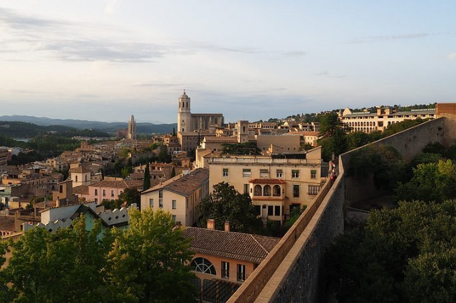 Стены Жироны - прогулка по многовековому городу - Girona | Secret World Trip Planner