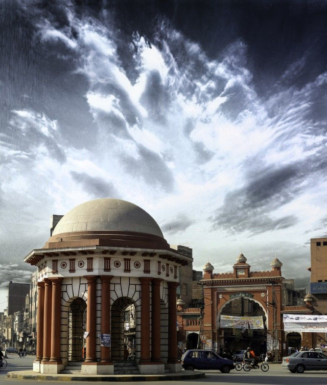 La fontana dell'acqua di Gumti - Faisalabad | Secret World Trip Planner