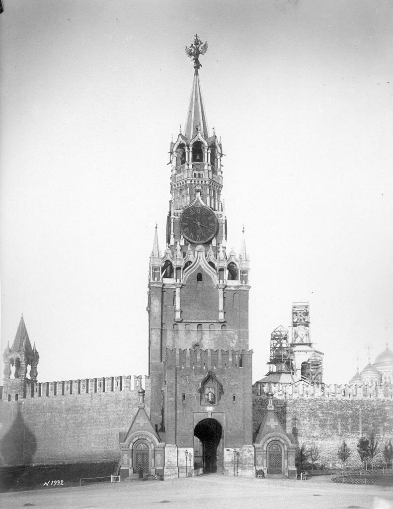 Moscow | Spasskaya Tower - Moskva | Secret World Trip Planner