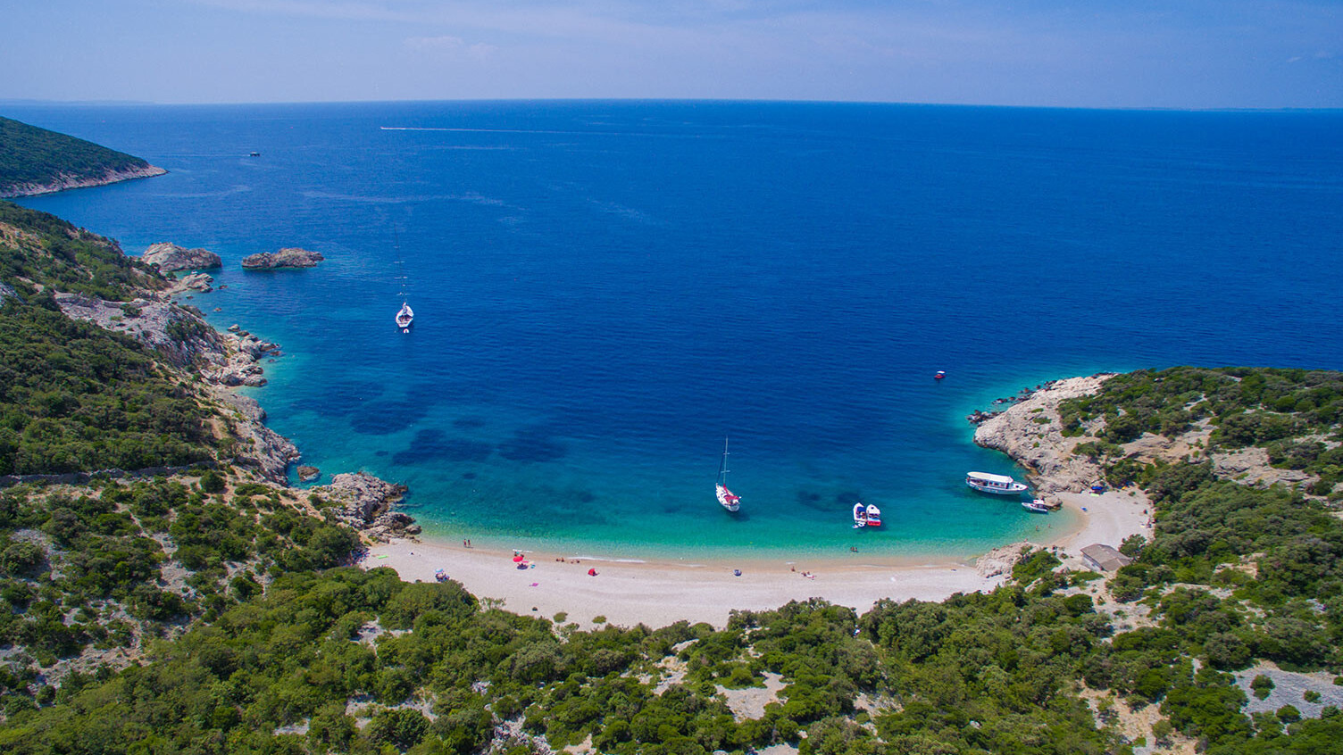 Entre el verde azulado: Lubenice Beach — Lubenice