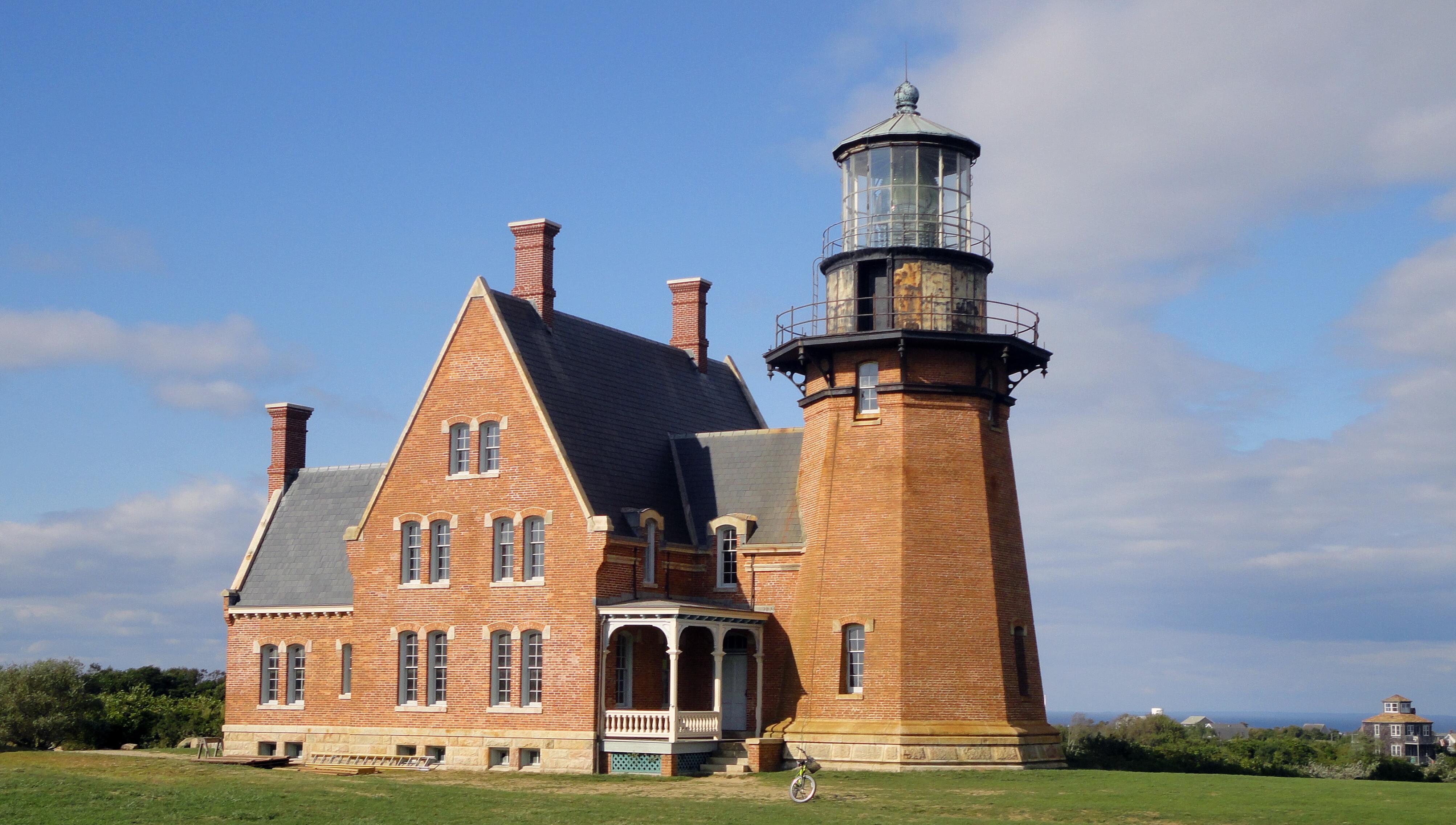 The stunning Block Island Southeast Light on Mohegan Bluffs - New Shoreham | Secret World Trip Planner