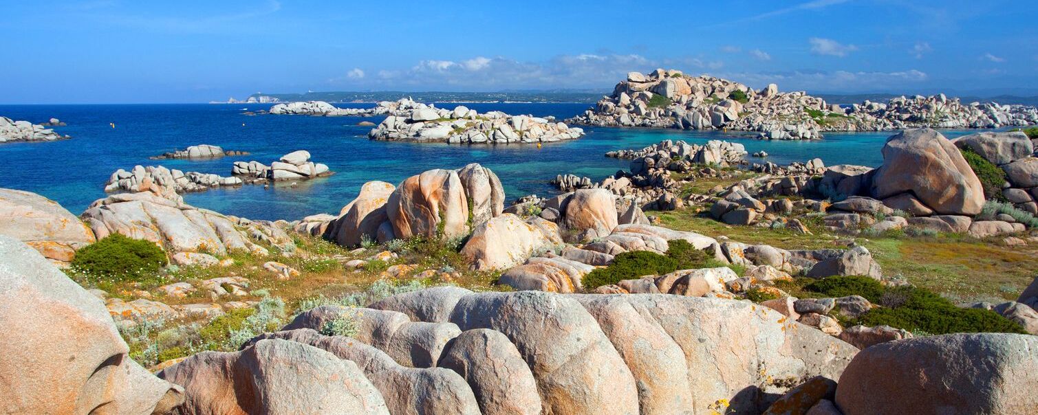 Descubra las magníficas islas de Lavezzi con sus gigantescos cantos rodados - Isole di Lavezzi | Secret World Trip Planner