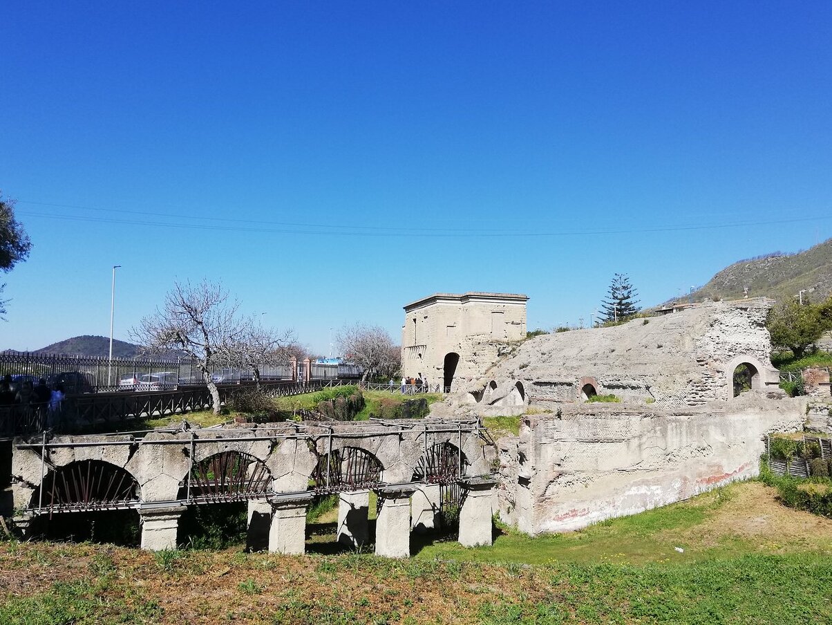Pozzuoli / το στάδιο του Antonino Pio - Pozzuoli | Secret World Trip Planner