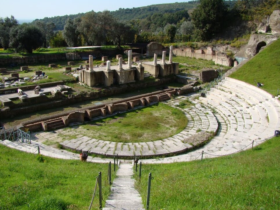 Teatre romà de Teanum Sidicinum - Caserta | Secret World Trip Planner