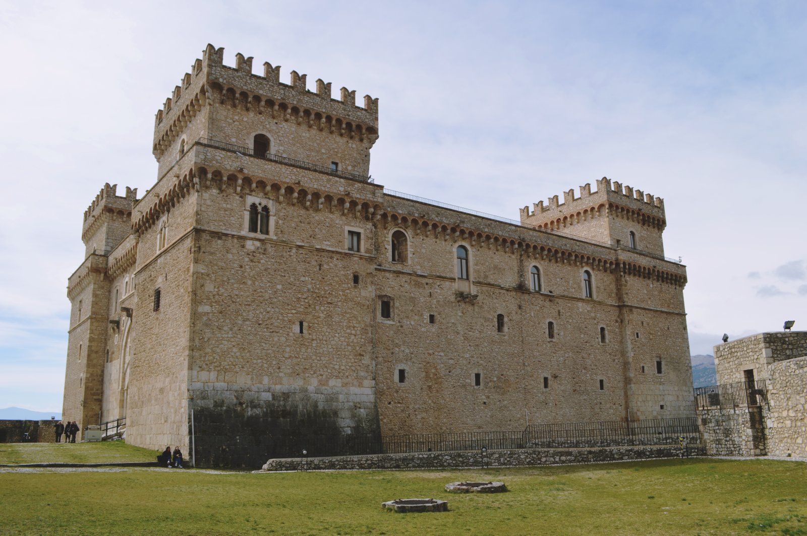 Dvorac Piccolomini u Chelanu - Celano | Secret World Trip Planner