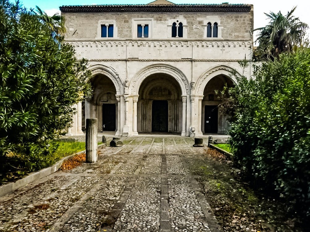 Abruzzo | Abadía de San Clemente en Casauria - San Clemente | Secret World Trip Planner