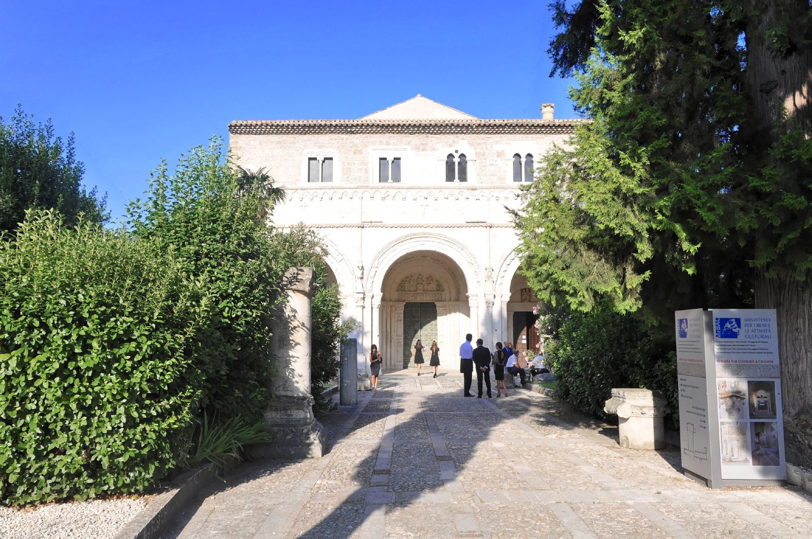 Abruzzo | Abadía de San Clemente en Casauria - San Clemente | Secret World Trip Planner