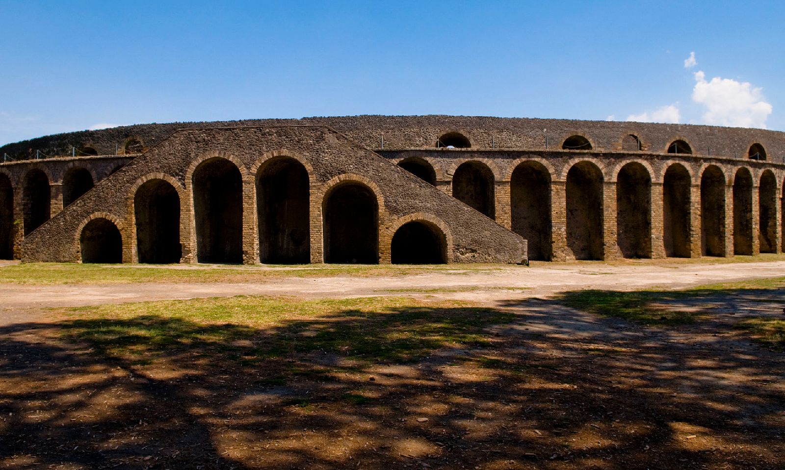 Anfiteatro - Via dell’Abbondanza | Secret World Trip Planner