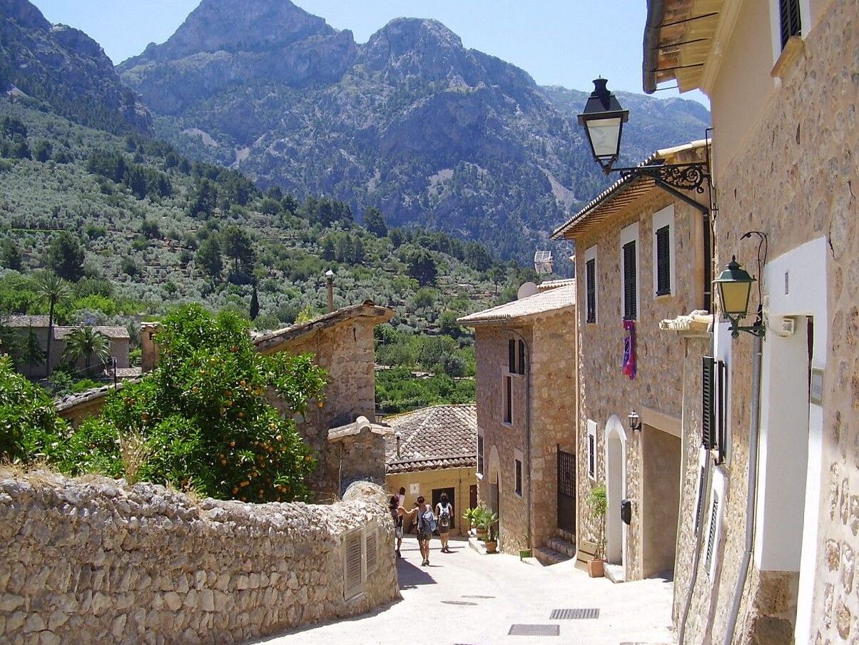Fornalutx | Un pueblo de piedra perfumado por los limoneros y naranjos - Fornalutx | Secret World Trip Planner