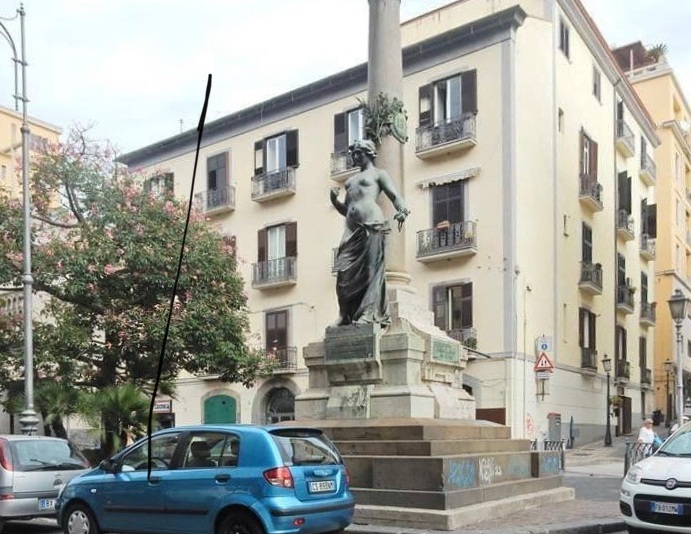 Пам'ятник, присвячений мученикам свободи, сказав салернітан також статуя - Statua della Libertà | Secret World Trip Planner