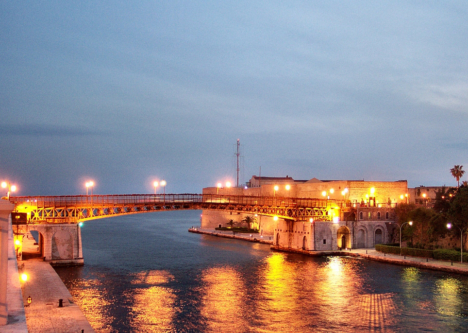 Taranto y el Ponte Girevole - Taranto | Secret World Trip Planner