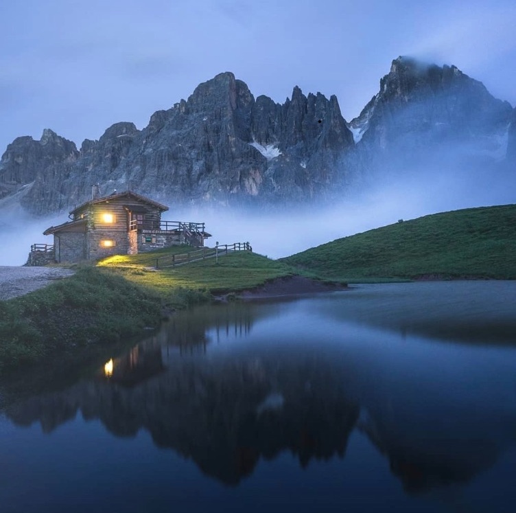Najdena med višinskimi travniki: Segantini Hut - Passo Rolle | Secret World Trip Planner