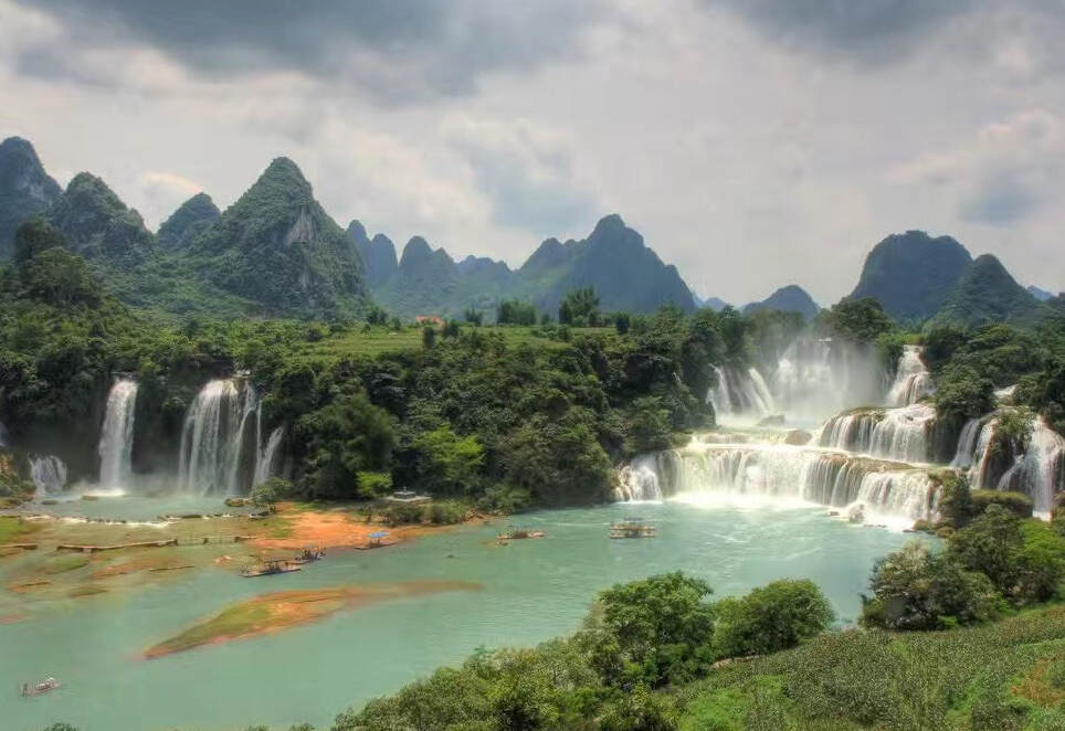 Detian Waterfall on the Guichun River — Trùng Khánh