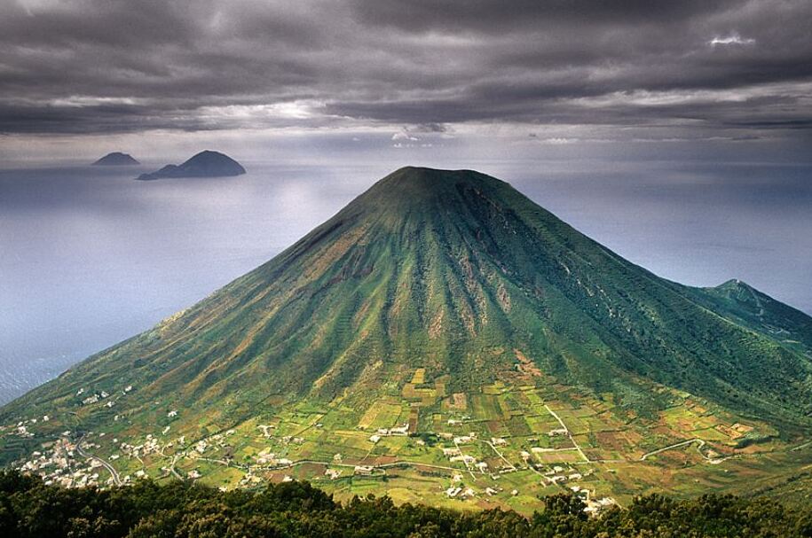 Sicilia | Monte Porri sull'Isola Salina — Monte dei Porri