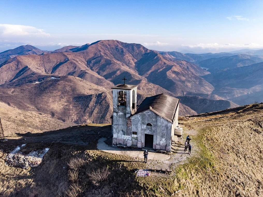 Monte Tobbio : La chiesa del Summit - Monte Tobbio | Secret World Trip Planner