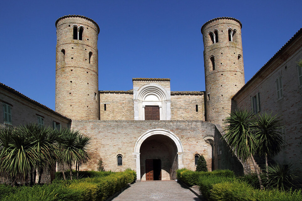 Marche | Iglesia de San Claudio al Chienti - Corridonia | Secret World Trip Planner