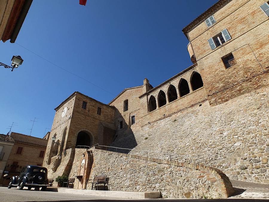 Kastil Pelagallo dan Monte Vidon Combatte - Monte Vidon Combatte | Secret World Trip Planner
