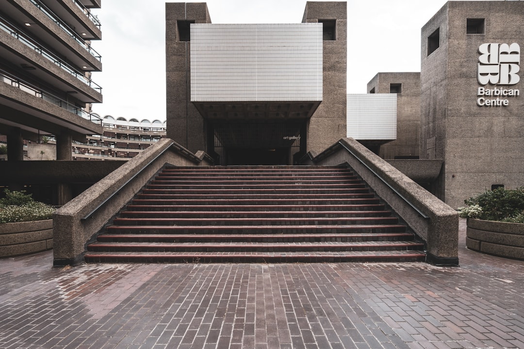El Muro de Londres - Barbican | Secret World Trip Planner