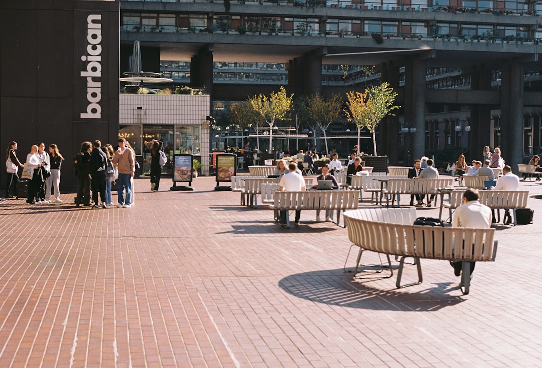 El Muro de Londres - Barbican | Secret World Trip Planner