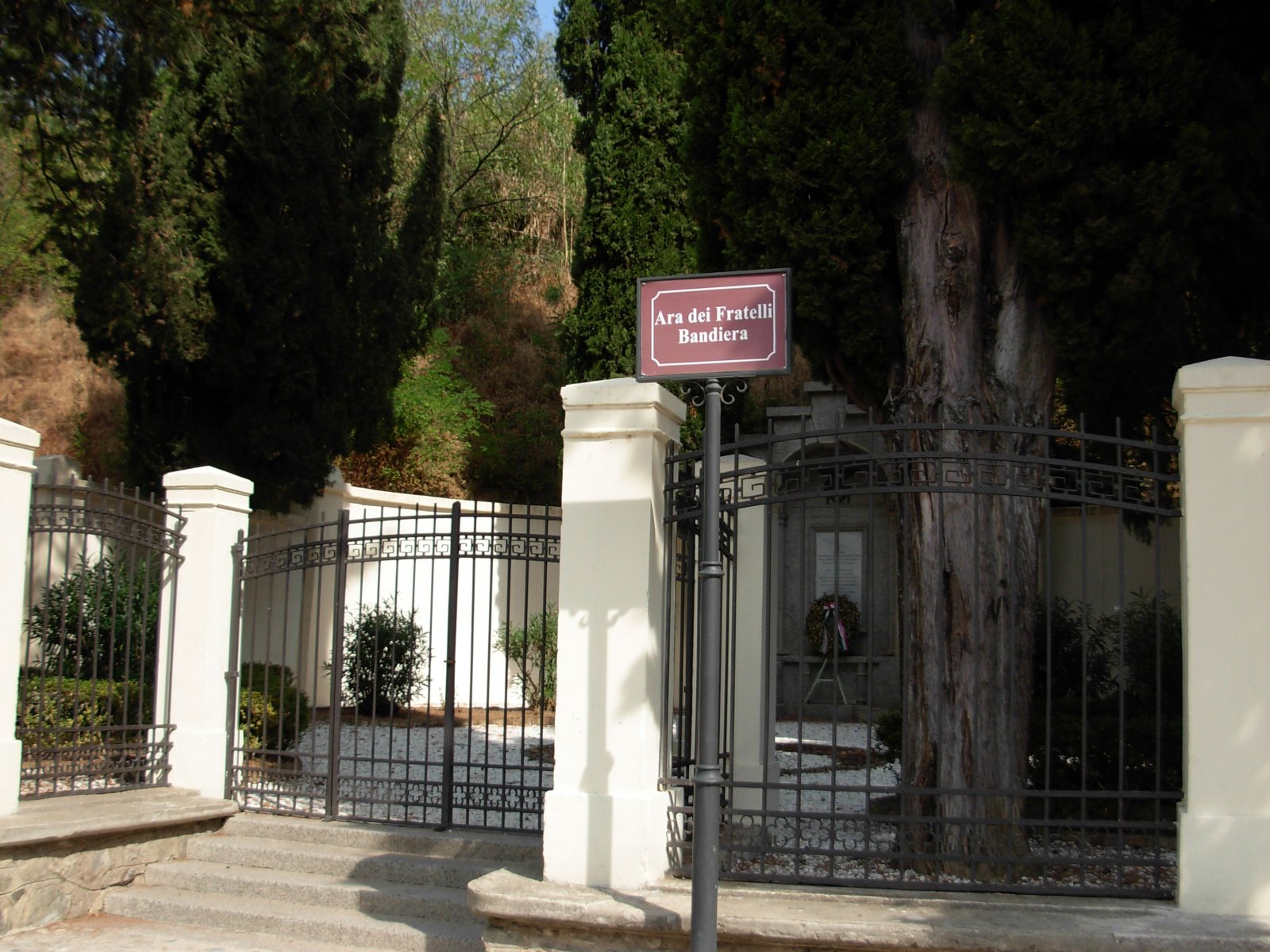 Monumento a la Bandera de los Hermanos - Cosenza | Secret World Trip Planner