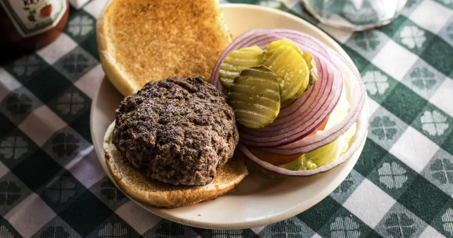 Kwintesencja amerykańskiej klasyki: J.G Melons i najlepszy burger w Nowym Jorku - New York | Secret World Trip Planner
